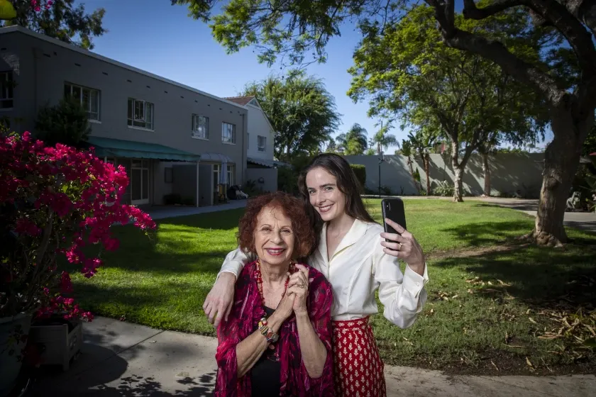 Annie Korzen a Mackenzie Morrison