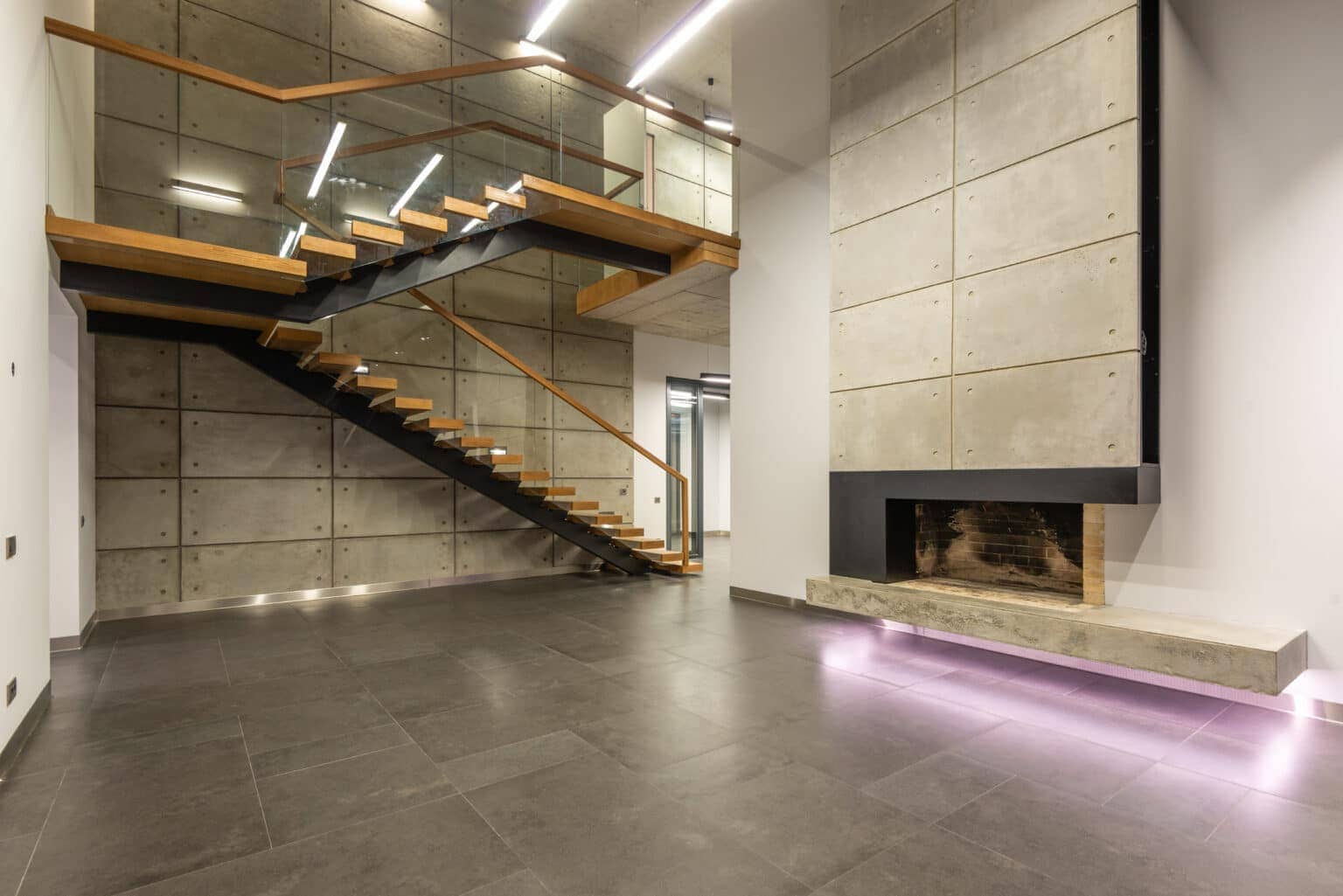 interior-of-modern-mansion-with-stairway-stockpack-pexels-1536x1025
